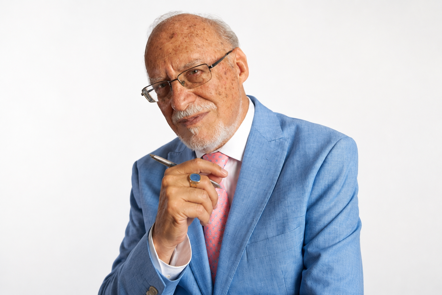 El Dr. Carlos La Bandera T., facilitador del taller, con traje azul y mirada firme
